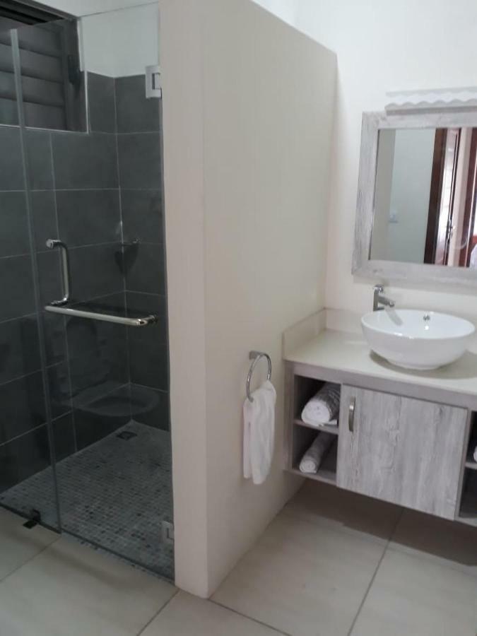 2 Bedroom Flat 15 Mins Walk From Flic En Flac Beach Exterior foto