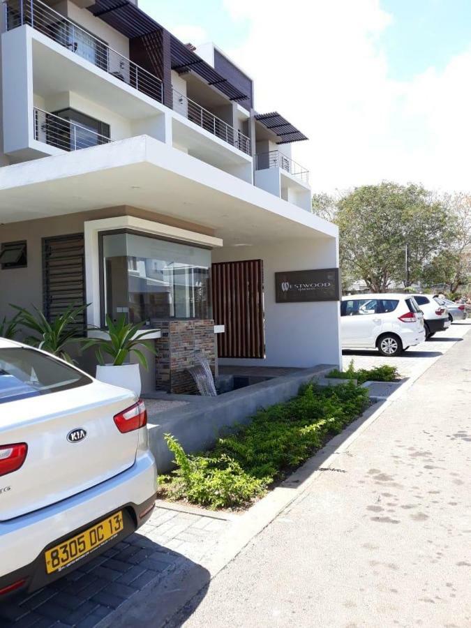2 Bedroom Flat 15 Mins Walk From Flic En Flac Beach Exterior foto