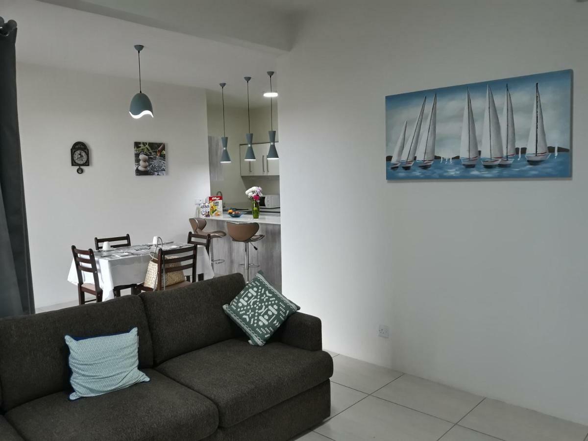 2 Bedroom Flat 15 Mins Walk From Flic En Flac Beach Exterior foto